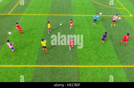 Haikou, Haikou, China. 13. Dezember 2016. Haikou, CHINA-13. Dezember 2016: (nur zur redaktionellen Verwendung. CHINA HERAUS). Studenten spielen Fußball in Lingshan Middle School in Haikou, Hainan Provinz Süd-China, 13. Dezember 2016. © SIPA Asien/ZUMA Draht/Alamy Live-Nachrichten Stockfoto