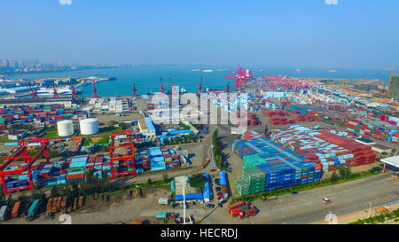 Haikou, Haikou, China. 19. Dezember 2016. Haikou, CHINA-Dezember 19 2016: (nur zur redaktionellen Verwendung. CHINA HERAUS). Container in einem Kai in Haikou, der Hauptstadt der Provinz Süd-China Hainan, 19. Dezember 2016. © SIPA Asien/ZUMA Draht/Alamy Live-Nachrichten Stockfoto