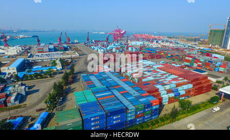 Haikou, Haikou, China. 19. Dezember 2016. Haikou, CHINA-Dezember 19 2016: (nur zur redaktionellen Verwendung. CHINA HERAUS). Container in einem Kai in Haikou, der Hauptstadt der Provinz Süd-China Hainan, 19. Dezember 2016. © SIPA Asien/ZUMA Draht/Alamy Live-Nachrichten Stockfoto