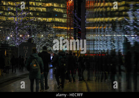 City of London, UK. 19. Dezember 2016. Weihnachten Weihnachtsbaum und Dekoration in das mehr. Bildnachweis: Dinendra Haria/Alamy Live-Nachrichten Stockfoto