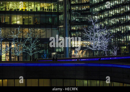 City of London, UK. 19. Dezember 2016. Weihnachten Weihnachtsbaum und Dekoration in das mehr. Bildnachweis: Dinendra Haria/Alamy Live-Nachrichten Stockfoto