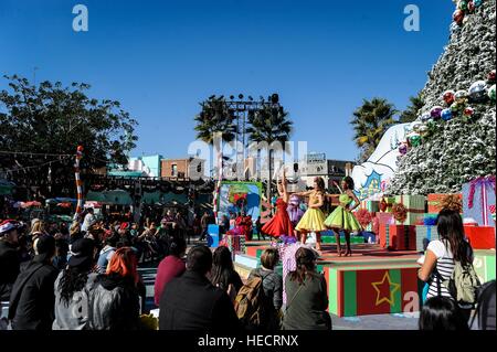 Los Angeles, USA. 19. Dezember 2016. Touristen sehen die Leistung während der 'Grinchmas'-Feier in den Universal Studios Hollywood in Los Angeles, USA, am 19. Dezember 2016. © Zhang Chaoqun/Xinhua/Alamy Live-Nachrichten Stockfoto