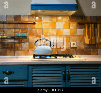 neue Metall Pfeifen Wasserkocher in der Küche kochen. Die moderne Küche ist blau. Stockfoto