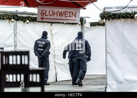 Berlin, Deutschland, 20. Dezember 2016. Weihnachtszauber Markt am Gendarmenmarkt. Weihnachtsmarkt in Berlin-Mitte wird als ein Akt der Solidarität für die Opfer des Terroranschlags am Breitscheidplatz am 19. Dezember geschlossen. Eine erhöhte Sicherheit und Polizei-Präsenz ist deutlich sichtbar in der Stadt. Foto Bailey-Cooper Fotografie/Alamy Live-Nachrichten Stockfoto