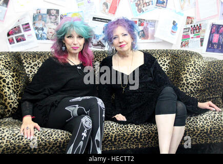 New York, USA. 10. August 2016. Datei - Schwestern Snooky (L) und Tish (R) Bellomo sitzen in ihrem Friseursalon "Manic Panic" in New York, USA, 10. August 2016. Die ehemalige "Blondie" Backup-Sänger sind erfolgreiche Unternehmer geworden. Foto: Christina Horsten/Dpa/Alamy Live News Stockfoto