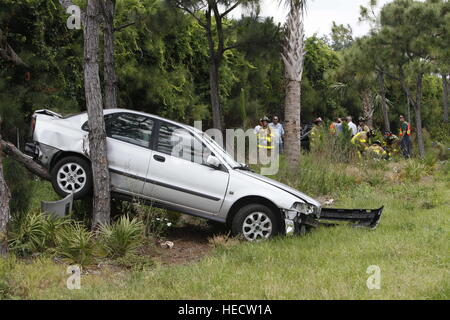 Florida, USA. 20. Dezember 2016. 051810 (Lannis Waters/The Palm Beach Post) WEST PALM BEACH-Wrack auf i-95. keine ernsthaften Verletzungen © Lannis Waters/The Palm Beach Post/ZUMA Draht/Alamy Live News Stockfoto