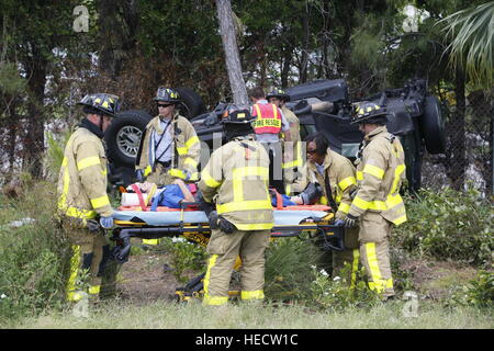 Florida, USA. 20. Dezember 2016. 051810 (Lannis Waters/The Palm Beach Post) WEST PALM BEACH-Wrack auf i-95. keine ernsthaften Verletzungen © Lannis Waters/The Palm Beach Post/ZUMA Draht/Alamy Live News Stockfoto