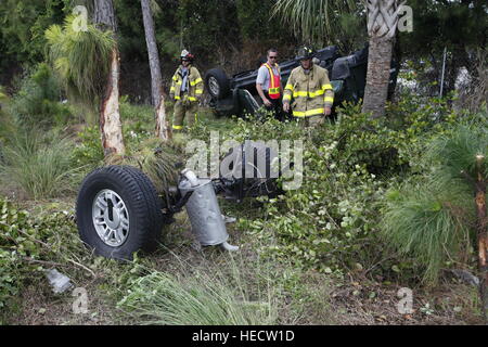 Florida, USA. 20. Dezember 2016. 051810 (Lannis Waters/The Palm Beach Post) WEST PALM BEACH-Wrack auf i-95. keine ernsthaften Verletzungen © Lannis Waters/The Palm Beach Post/ZUMA Draht/Alamy Live News Stockfoto