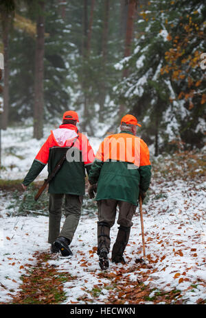 Göhrde, Deutschland. 15. November 2016. Zwei deutsche Jäger Fuß durch den Wald auf der Suche nach Beute in Göhrde, Deutschland, 15. November 2016. Foto: Philipp Schulze/Dpa/Alamy Live News Stockfoto