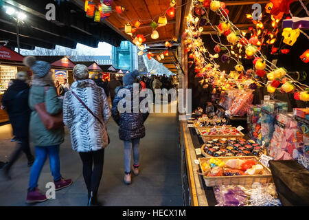 Käufer an der Southbank Centre Weihnachtsmarkt, London England Vereinigtes Königreich UK Stockfoto