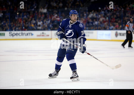 Tampa, Florida, USA. 21. Dezember 2016. Tampa Bay Lightning Zentrum Tanner Richard (38)-Skates in der Detroit während der dritten Periode des Dienstages zone (20.12.16) Spiel zwischen den Tampa Bay Lightning und die Detroit Red Wings in der Amalie Arena in Tampa. © Douglas R. Clifford/Tampa Bucht Mal / ZUMA Draht/Alamy Live News Stockfoto