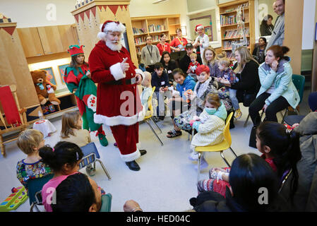 Vancouver, Kanada. 20. Dezember 2016. Der Weihnachtsmann besucht die kranken Kinder im Kinderkrankenhaus in Vancouver, Kanada, British Columbia (BC) 20. Dezember 2016. Santa Claus verbrachte seine jährliche Hubschrauberrundflug BC Kinderkrankenhaus, Überraschung und Freude für Kinder im Krankenhaus zu bringen. © Liang Sen/Xinhua/Alamy Live-Nachrichten Stockfoto