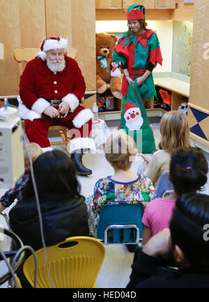 Vancouver, Kanada. 20. Dezember 2016. Der Weihnachtsmann besucht die kranken Kinder im Kinderkrankenhaus in Vancouver, Kanada, British Columbia (BC) 20. Dezember 2016. Santa Claus verbrachte seine jährliche Hubschrauberrundflug BC Kinderkrankenhaus, Überraschung und Freude für Kinder im Krankenhaus zu bringen. © Liang Sen/Xinhua/Alamy Live-Nachrichten Stockfoto