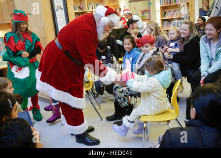 Vancouver, Kanada. 20. Dezember 2016. Weihnachtsmann verteilt ein Spielzeug, eine kranke Kind im Kinderkrankenhaus in Vancouver, Kanada, British Columbia (BC) 20. Dezember 2016. Santa Claus verbrachte seine jährliche Hubschrauberrundflug BC Kinderkrankenhaus, Überraschung und Freude für Kinder im Krankenhaus zu bringen. © Liang Sen/Xinhua/Alamy Live-Nachrichten Stockfoto