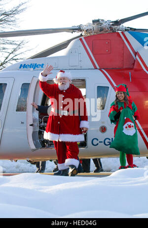 Vancouver, Kanada. 20. Dezember 2016. Der Weihnachtsmann kommt mit dem Hubschrauber im Kinderkrankenhaus in Vancouver, Kanada, British Columbia (BC) 20. Dezember 2016. Santa Claus verbrachte seine jährliche Hubschrauberrundflug BCa Kinderkrankenhaus, Überraschung und Freude für Kinder im Krankenhaus zu bringen. © Liang Sen/Xinhua/Alamy Live-Nachrichten Stockfoto