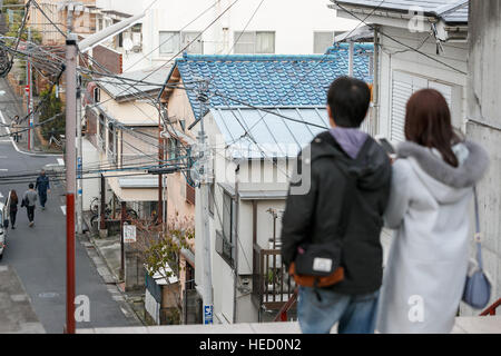 Besucher betrachten die Treppe neben Suga-Schrein am 21. Dezember 2016, Tokio, Japan. Ausländische Besucher und Tokyoites sind die Treppe gekennzeichnet im Film Kimi No Na Wa (Ihr Name) zu einer touristischen Attraktion geworden. Der Film ist der dritte höchste Einspielergebnis japanische Film aller Zeiten und ist jetzt weltweit veröffentlicht wird. Nach einem 2. Dezember Release ist es bereits die höchsten Einspielergebnis japanische Film jemals in China und die vorgestellten Orte locken internationale Touristen. © Rodrigo Reyes Marin/AFLO/Alamy Live-Nachrichten Stockfoto