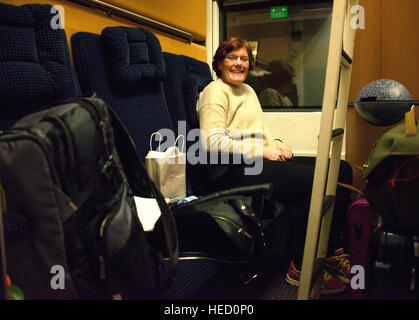 Zug-Passagier Kerstin Hassmann sitzen in einem Sleeper Wagen von einer Nightjet Oesterreichische Bundesbahnen (ÖBB, österreichische Bundesbahnen) zwischen Hamburg und München, 15. Dezember 2016. Deutsche Bahn (DB) eingestellt ab dem Fahrplanwechsel am 11. Dezember seinen City Night Line-Service. Seitdem betreibt die ÖBB eine eigene Bahn Nachtdienst in Deutschland. Foto: Gioia Forster/dpa Stockfoto