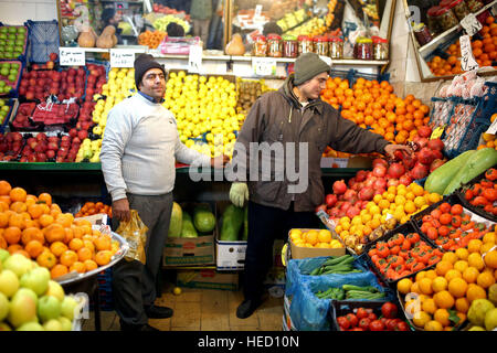 Teheran, Iran. 20. Dezember 2016. Verkäufer ordnen Frucht, wie sie Kunden für Yalda Nacht in Teheran, Iran, 20. Dezember 2016 warten. Verzehr von Nüssen und Wassermelone ist eine Tradition in Yalda Nacht. Yalda Nacht feiert auf der längsten Nacht des Jahres, die lokal auf dem Vorabend der Wintersonnenwende am 21. Dez werden vermutlich. © Ahmad Halabisaz/Xinhua/Alamy Live-Nachrichten Stockfoto