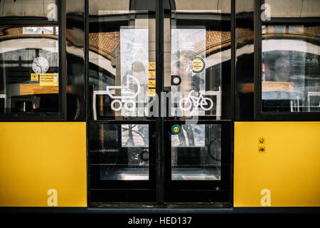 Berlin, Deutschland. 9. November 2016. Der PayPal-app auf meinem Handy am 9. November 2016 in Berlin, Foto: picture-Alliance/Robert Schlesinger | weltweite Nutzung/Dpa/Alamy Live-Nachrichten Stockfoto