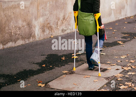 Berlin, Deutschland. 21. November 2016. Eine Frau mit Gehhilfen, aufgenommen am 21.11.2016 in Berlin. Foto: picture Alliance/Robert Schlesinger | weltweite Nutzung/Dpa/Alamy Live-Nachrichten Stockfoto