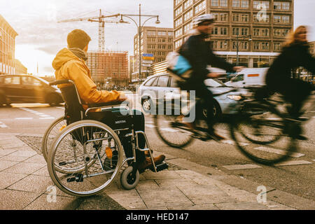 Berlin, Deutschland. 22. November 2016. Ein Mann im Rollstuhl. Berlin 24.11.2016. Foto: picture Alliance/Robert Schlesinger (Situation gestellt) | weltweite Nutzung/Dpa/Alamy Live-Nachrichten Stockfoto