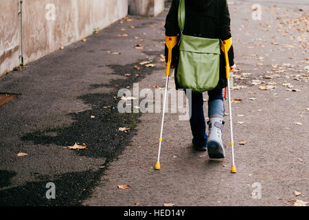 Berlin, Deutschland. 21. November 2016. Eine Frau mit Gehhilfen, aufgenommen am 21.11.2016 in Berlin. Foto: picture Alliance/Robert Schlesinger | weltweite Nutzung/Dpa/Alamy Live-Nachrichten Stockfoto