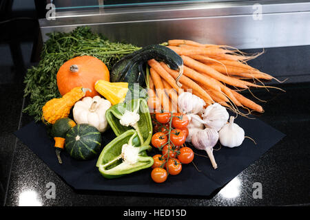 Berlin, Deutschland. 15. November 2016. Eine Auswahl an Gemüse, bestehend aus: Kürbis, Karotten, Knoblauch, Paprika und Tomaten. Aufgenommen am 15.11.2016 in Berlin. Foto: picture Alliance/Robert Schlesinger | weltweite Nutzung/Dpa/Alamy Live-Nachrichten Stockfoto