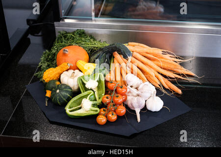 Berlin, Deutschland. 15. November 2016. Eine Auswahl an Gemüse, bestehend aus: Kürbis, Karotten, Knoblauch, Paprika und Tomaten. Aufgenommen am 15.11.2016 in Berlin. Foto: picture Alliance/Robert Schlesinger | weltweite Nutzung/Dpa/Alamy Live-Nachrichten Stockfoto