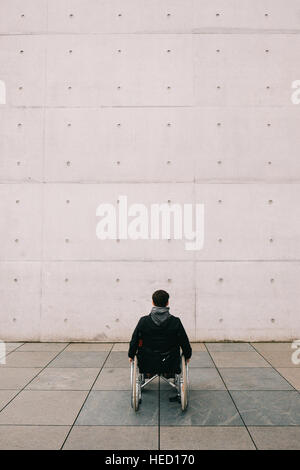 Berlin, Deutschland. 23. November 2016. Ein Mann mit einem Rollstuhl vor Wand. Berlin 24.11.2016. Foto: picture Alliance/Robert Schlesinger (Situation gestellt) | weltweite Nutzung/Dpa/Alamy Live-Nachrichten Stockfoto