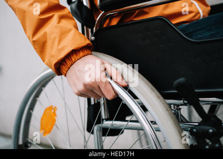 Berlin, Deutschland. 23. November 2016. Symbol-Bild des Themas "Leben im Rollstuhl". Berlin 23.11.2016. Foto: picture Alliance/Robert Schlesinger (Situation gestellt) | weltweite Nutzung/Dpa/Alamy Live-Nachrichten Stockfoto