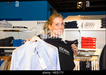 DJane, Giulia Siegel, den Luxus Shop "Galeries Lafayette" in Berlin. Im Rahmen der Kampagne "Prominente CoolKids" verkauft prominente Sonntag Kleidung aus der Kinderabteilung. Berlin am Dezember 04, 2016. Foto: picture Alliance / Robert Schlesi | weltweite Nutzung Stockfoto