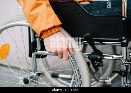 Berlin, Deutschland. 23. November 2016. Symbol-Bild des Themas "Leben im Rollstuhl". Berlin 23.11.2016. Foto: picture Alliance/Robert Schlesinger (Situation gestellt) | weltweite Nutzung/Dpa/Alamy Live-Nachrichten Stockfoto