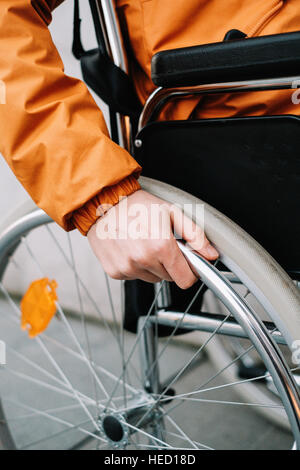 Berlin, Deutschland. 23. November 2016. Symbol-Bild des Themas "Leben im Rollstuhl". Berlin 23.11.2016. Foto: picture Alliance/Robert Schlesinger (Situation gestellt) | weltweite Nutzung/Dpa/Alamy Live-Nachrichten Stockfoto