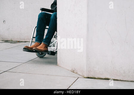 Berlin, Deutschland. 23. November 2016. Symbol-Bild des Themas "Leben im Rollstuhl". Berlin 24.11.2016. Foto: picture Alliance/Robert Schlesinger (Situation gestellt) | weltweite Nutzung/Dpa/Alamy Live-Nachrichten Stockfoto