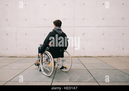 Berlin, Deutschland. 23. November 2016. Ein Mann mit einem Rollstuhl vor Wand. Berlin 24.11.2016. Foto: picture Alliance/Robert Schlesinger (Situation gestellt) | weltweite Nutzung/Dpa/Alamy Live-Nachrichten Stockfoto