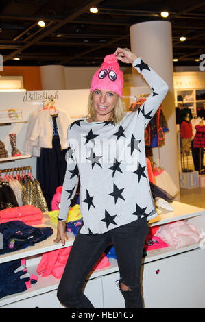 DJane, Giulia Siegel, den Luxus Shop "Galeries Lafayette" in Berlin. Im Rahmen der Kampagne "Prominente CoolKids" verkauft prominente Sonntag Kleidung aus der Kinderabteilung. Berlin am Dezember 04, 2016. Foto: picture Alliance / Robert Schlesi | weltweite Nutzung Stockfoto