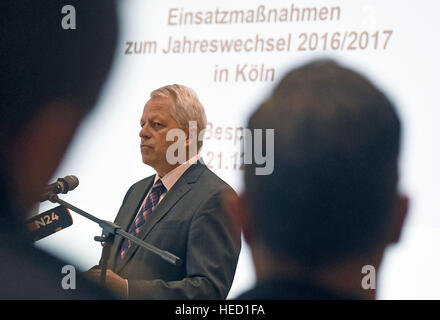 Köln, Deutschland. 21. Dezember 2016. Kölner Polizei Präsident Juergen Mathies Rede vor Köln Polizei Abschlusstreffen über Ther Silvester Bereitstellung in Köln, 21. Dezember 2016. Foto: Henning Kaiser/Dpa/Alamy Live News Stockfoto