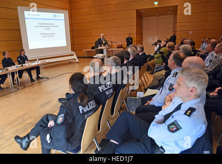 Köln, Deutschland. 21. Dezember 2016. Kölner Polizei Präsident Juergen Mathies im Gespräch mit Polizisten vor der Kölner Polizei Abschlusstreffen über ihren Silvester-Einsätzen in Köln, Deutschland, 21. Dezember 2016. Foto: Henning Kaiser/Dpa/Alamy Live News Stockfoto