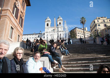 Rom, Italien. 21. Dezember 2016. Menschen genießen Sie die Sonne auf der Piazza di Spagna bei ungewöhnlich warmen Weihnachten Wetter, Temperaturen erreichen 21 Grad Celsius in der italienischen Hauptstadt © Amer Ghazzal/Alamy Live-Nachrichten Stockfoto