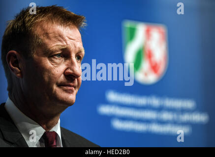 Düsseldorf, Deutschland. 21. Dezember 2016. NRW-Innenminister Ralf Jaeger geben eine Erklärung auf einer Pressekonferenz in Düsseldorf, Deutschland, 21. Dezember 2016. Der Verdächtige im Zusammenhang mit dem Anschlag in Berlin wurde im Juni 2016 als Asylbewerber abgelehnt. Foto: Federico Gambarini/Dpa/Alamy Live News Stockfoto