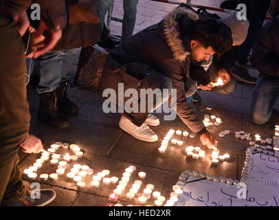 Berlin, Deutschland. 21. Dezember 2016. Flüchtlinge aus dem Irak lag Kerzen in den Schriftzug "Pray for Berlin" nahe dem Aufstellungsort des Angriffs auf dem Weihnachtsmarkt am Breitscheidplatz in Berlin, Deutschland, 21. Dezember 2016. Mindestens 12 Menschen getötet und rund 50 verletzt am Abend des 19. Dezember 2016, wenn ein LKW in einen Weihnachtsmarkt getrieben wurde. Foto: Britta Pedersen/Dpa-Zentralbild/Dpa/Alamy Live News Stockfoto