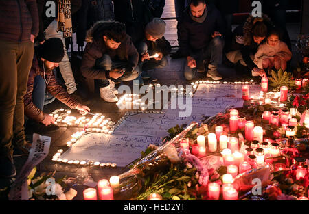 Berlin, Deutschland. 21. Dezember 2016. Flüchtlinge aus dem Irak lag Kerzen in den Schriftzug "Pray for Berlin" nahe dem Aufstellungsort des Angriffs auf dem Weihnachtsmarkt am Breitscheidplatz in Berlin, Deutschland, 21. Dezember 2016. Mindestens 12 Menschen getötet und rund 50 verletzt am Abend des 19. Dezember 2016, wenn ein LKW in einen Weihnachtsmarkt getrieben wurde. Foto: Britta Pedersen/Dpa-Zentralbild/Dpa/Alamy Live News Stockfoto