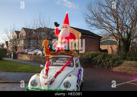 Hoylake, Wirral, UK.  21. Dezember 2016. Frohe Weihnachten, Happy Holiday aufblasbarer Weihnachtsmann und ein Rentier mit roter Nase, begrüßen Besucher in die Stadt im Rahmen der festlichen feiern. Bildnachweis: MediaWorldImages/Alamy Live-Nachrichten Stockfoto