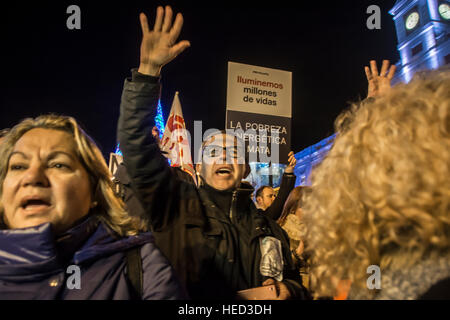 Madrid, Spanien. 21. Dezember 2016. Tausende marschieren durch Madrid aus Protest gegen leichte Kürzungen. Rund 7 Millionen Menschen in Spanien haben Schwierigkeiten, das elektrische Licht zu bezahlen und mehr als fünf Millionen haben diesen Winter nicht heizen. Jedes Jahr sterben in Spanien mehr Menschen aus Mangel an Versorgungsmaterialien Elektrizität als Autounfälle ausgerechnet in dieser Demonstration haben Parolen wie "Kürzungen nicht mehr Licht". Auf dem Bild ein Mann seine Hand gegen der Schnitt des Lichts von der Regierung in Spanien Kredit Unternehmen steigen: Alberto Sibaja Ramírez/Alamy Live News Stockfoto