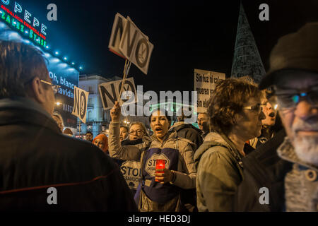 Madrid, Spanien. 21. Dezember 2016. Tausende marschieren durch Madrid aus Protest gegen leichte Kürzungen. Rund 7 Millionen Menschen in Spanien haben Schwierigkeiten, das elektrische Licht zu bezahlen und mehr als fünf Millionen haben diesen Winter nicht heizen. Jedes Jahr sterben in Spanien mehr Menschen aus Mangel an Versorgungsmaterialien Elektrizität als Autounfälle ausgerechnet in dieser Demonstration haben Parolen wie "Kürzungen nicht mehr Licht". Im Bild eine Frau schreien "nicht mehr Licht Schnitten" Credit: Alberto Sibaja Ramírez/Alamy Live News Stockfoto