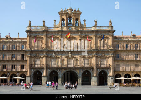 Das Rathaus in der Plaza Major in der Stadt Salamanca in der Region Castilla y Leon in Zentralspanien. Stockfoto