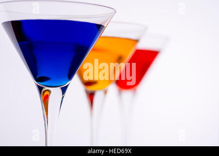 Bunte Cocktails im Martini Gläser Hintergrund. Bar-Werbespots Konzept. Stockfoto