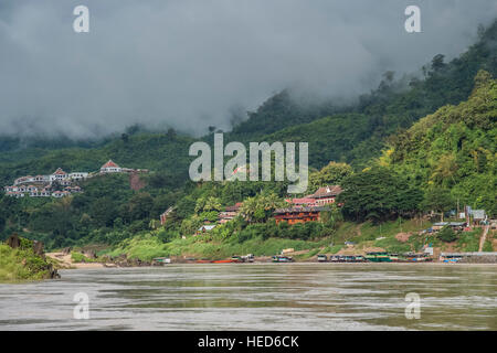 Fluss-Landschaft am Fluss Mekong River Tourist cruise Boote in Pakbeng Stockfoto