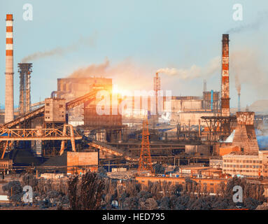 Metallurgische Fabrik bei farbenfrohen Sonnenuntergang. Industrielandschaft. Stahlfabrik in der Stadt. Stahlwerk, Eisenhütte. Schwerindustrie Stockfoto