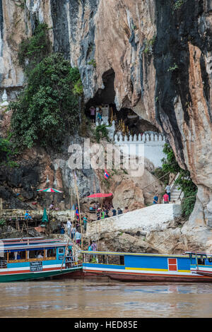 Ausflugsboote zu den Pak Ou buddhistische Heiligtum und Höhlen auf dem Mekong Stockfoto